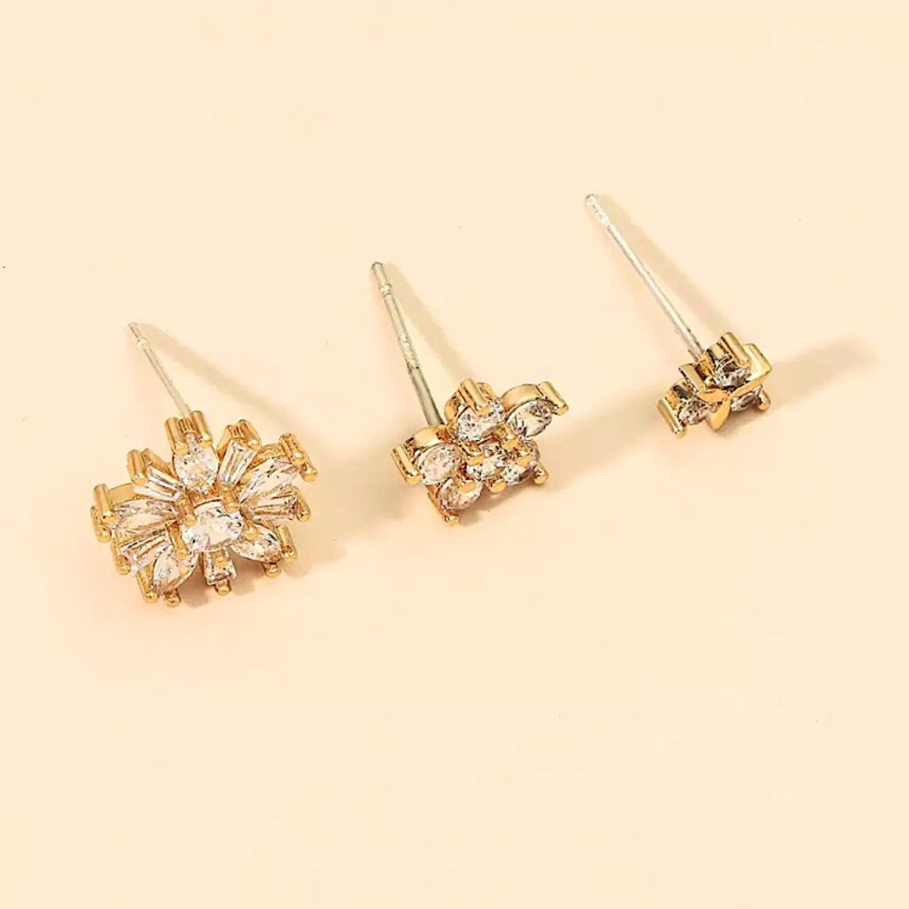 ⚜️𝟯𝟬%𝗢𝗙𝗙 𝗯𝘂𝗻𝗱𝗹𝗲𝘀 𝟯+⚜️ NEW CZ Gold Floral 3 Earrings Set - Picture 3 of 5